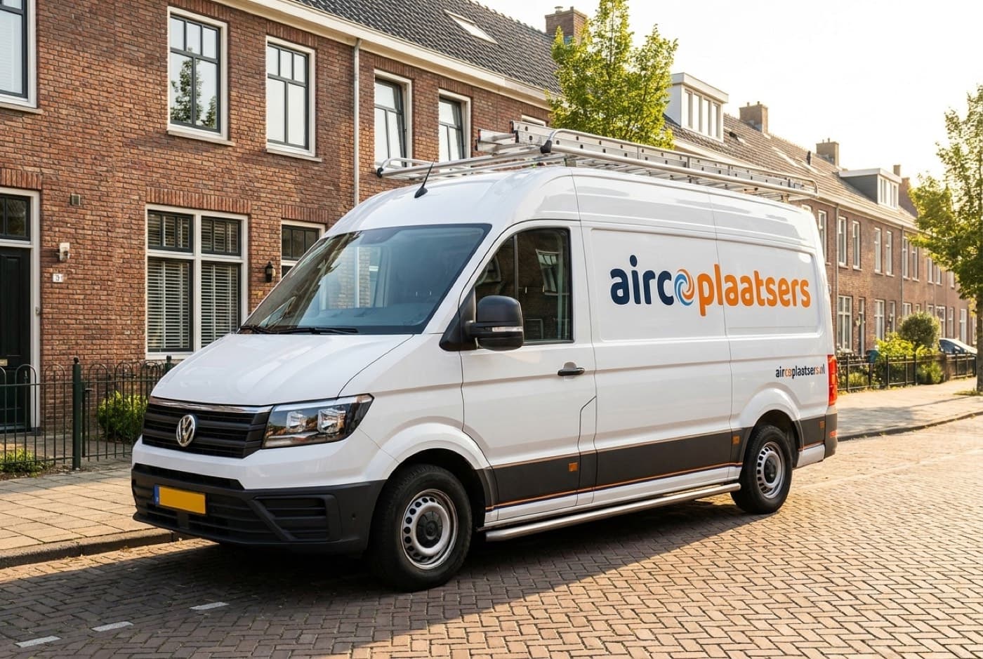 Servicebus van Aircoplaatsers in een woonwijk in de regio Den Bosch