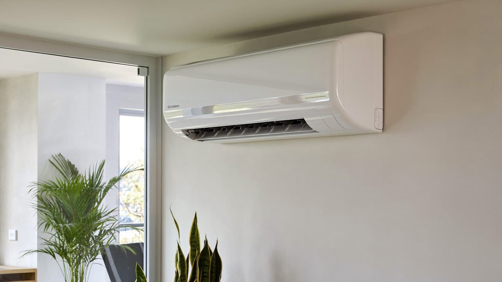 Vaste monoblock airco zonder buitenunit hoog aan de wand in een modern Nederlands appartement