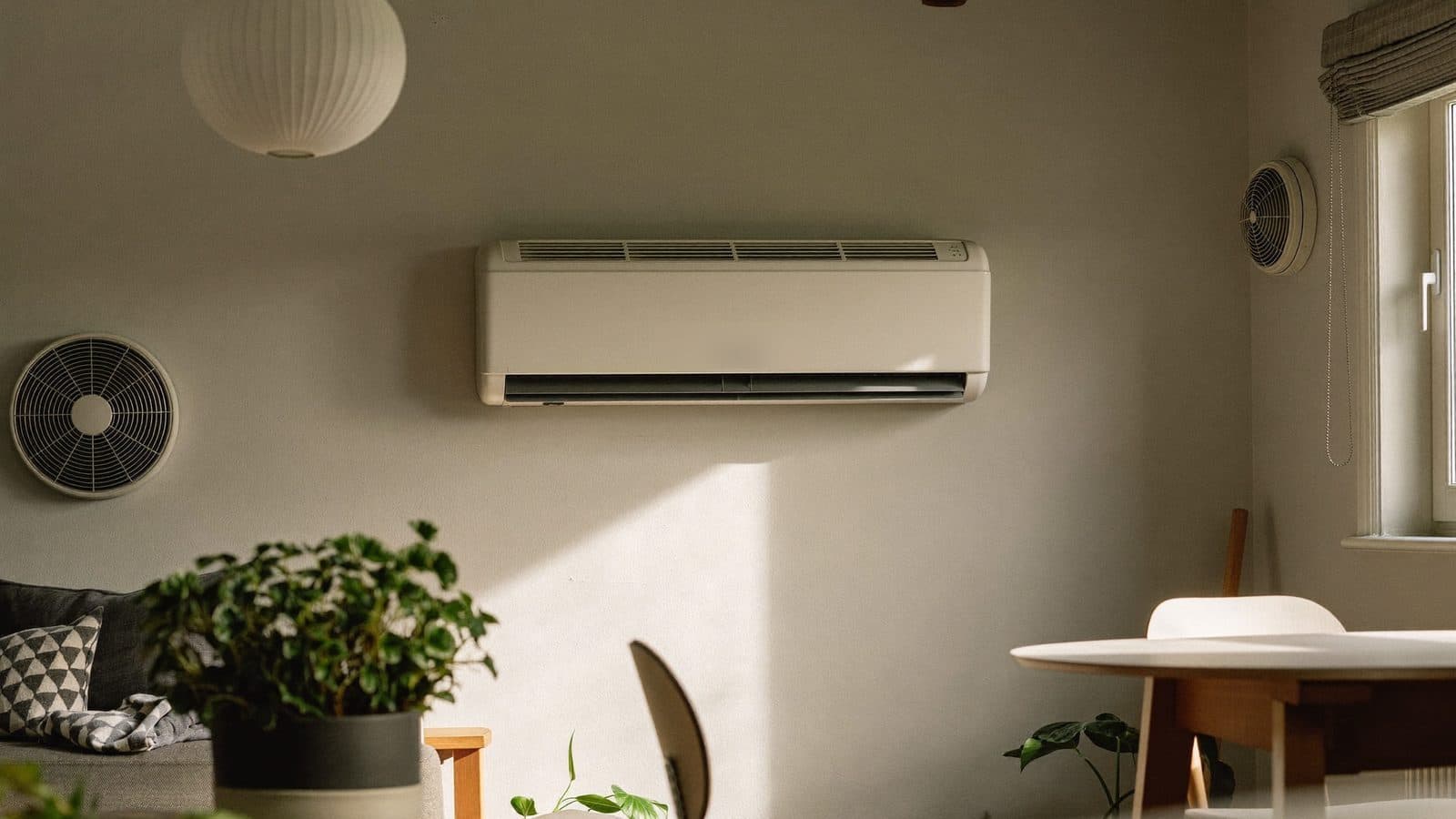 Vaste monoblock airco laag aan de wand in een Nederlands appartement zonder buitenunit