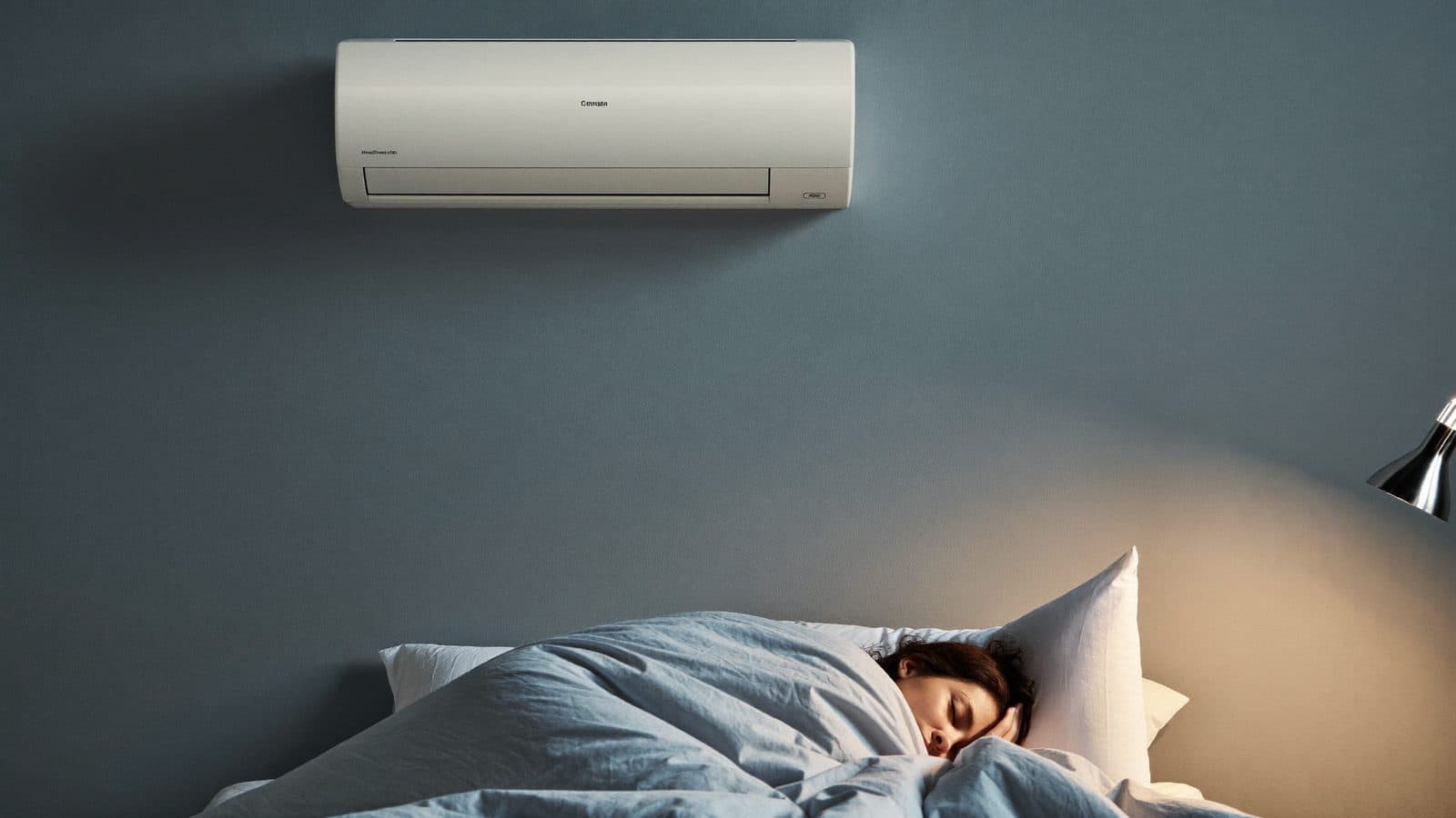 Persoon slaapt rustig in een Nederlandse slaapkamer met een fluisterstille split-airco aan de wand