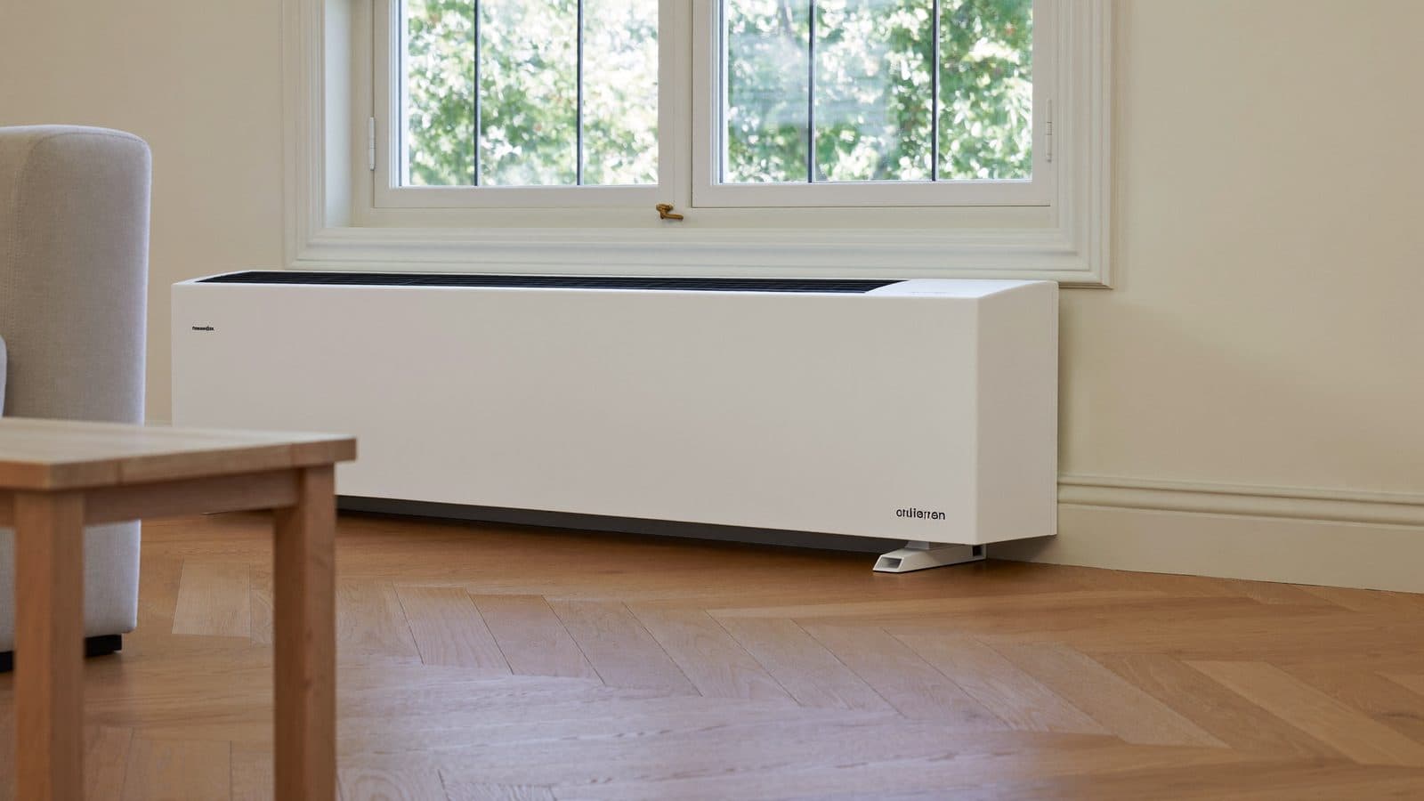 Wit vloermodel airco laag aan de wand onder een raam in een Nederlandse woonkamer
