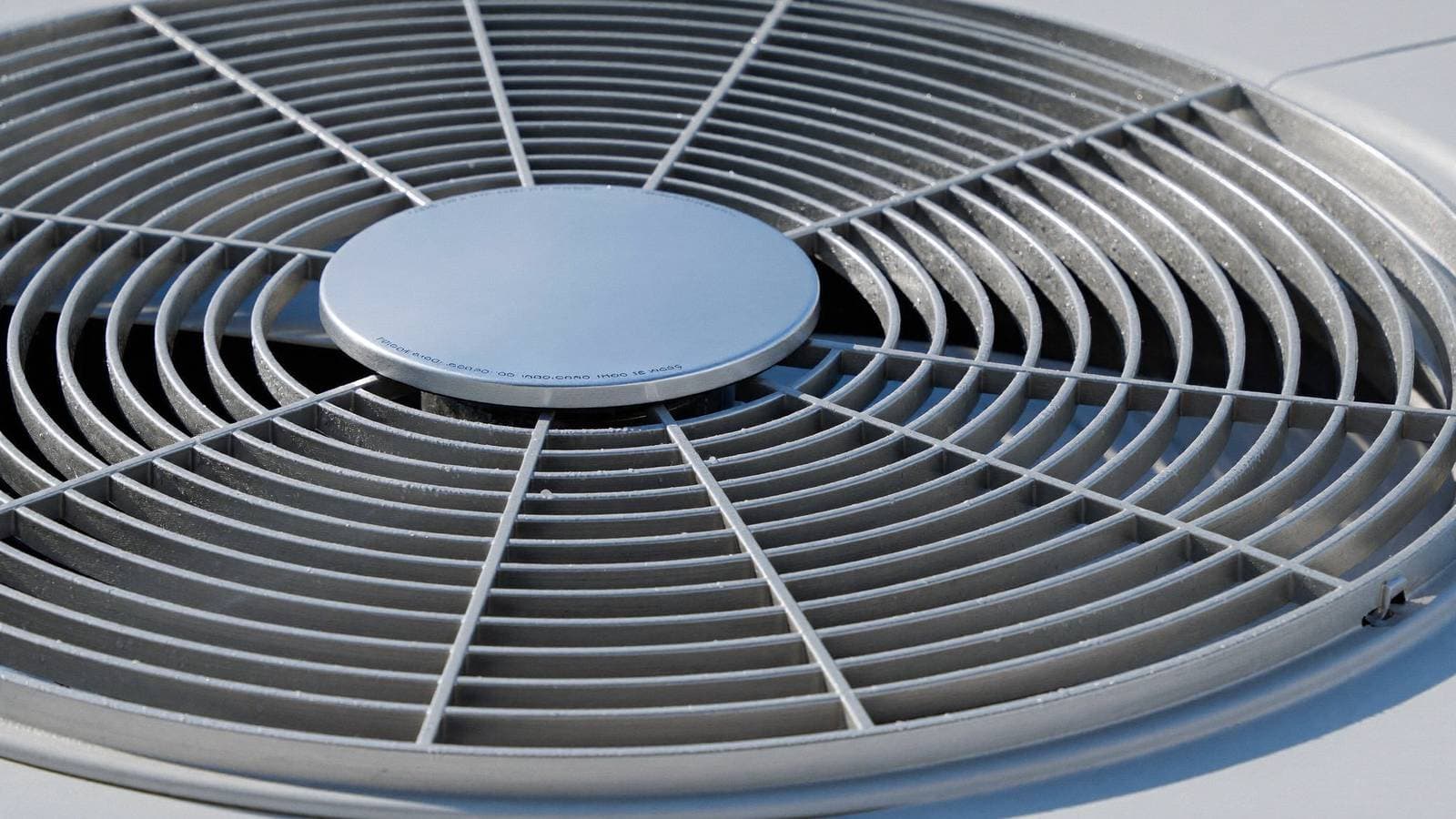 Close-up van de ventilator en aluminium lamellen van een moderne zuinige inverter-buitenunit